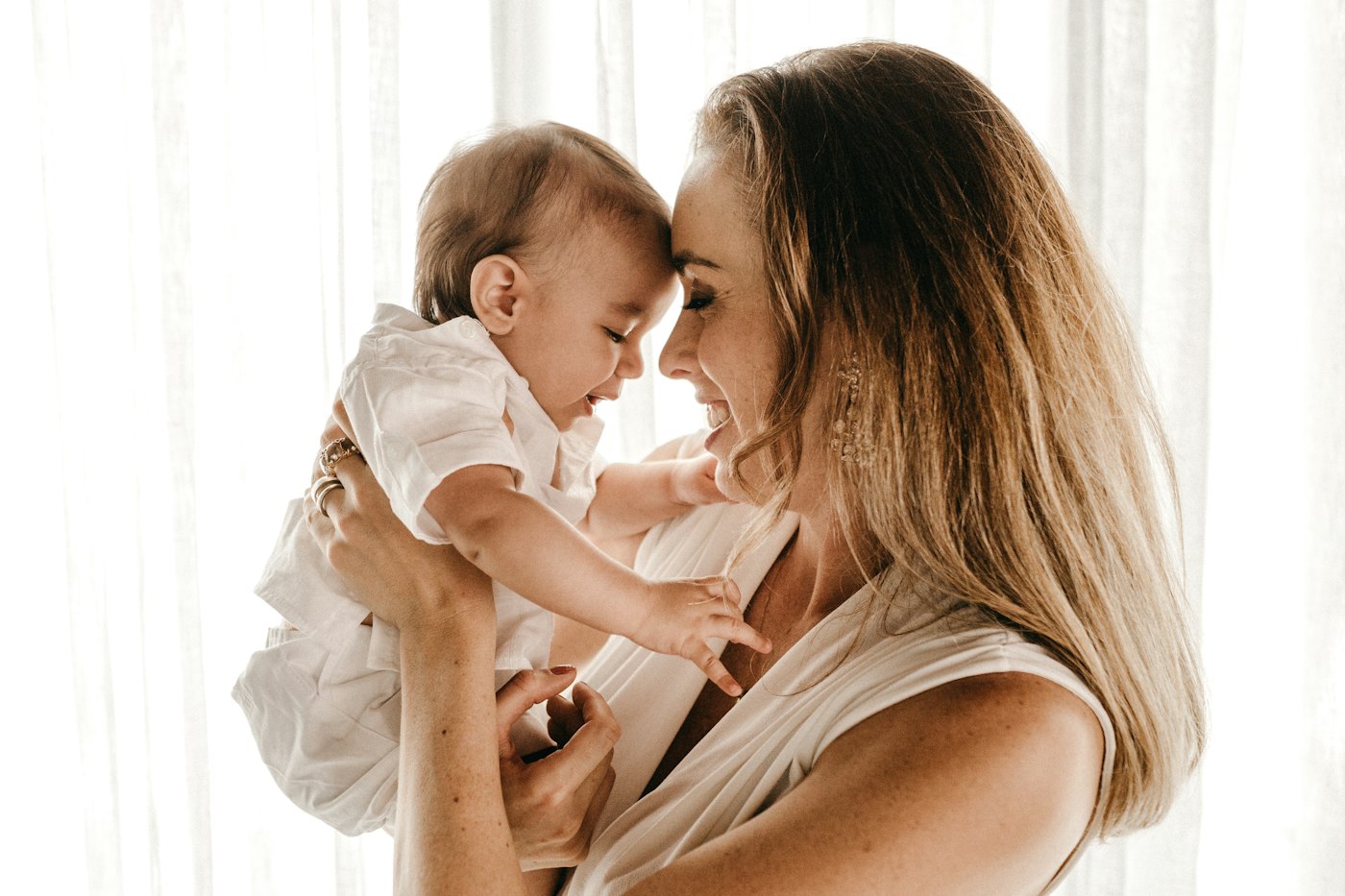 Mutter hält ihr Baby liebevoll hoch